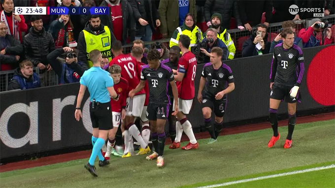 Dàn sao MU và Bayern suýt ẩu đả trong trận đấu