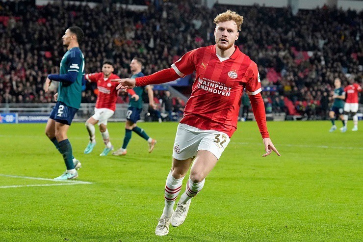 Pháo thủ đi tiếp với vị trí nhất bảng B