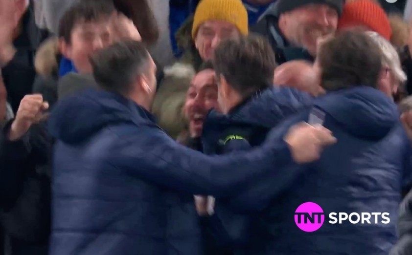 HLV Brighton hạnh phúc vui sướng trong khoảnh khắc chiến thắng