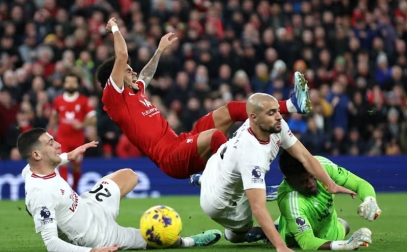 HLV Klopp đáp trả lời chỉ trích