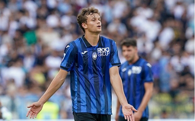 Trung vệ 19 tuổi khiến M.U, Real dậy sóng