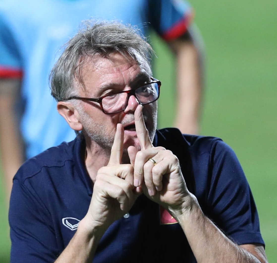 HLV Troussier phải loại 5 cầu thủ trước giờ G