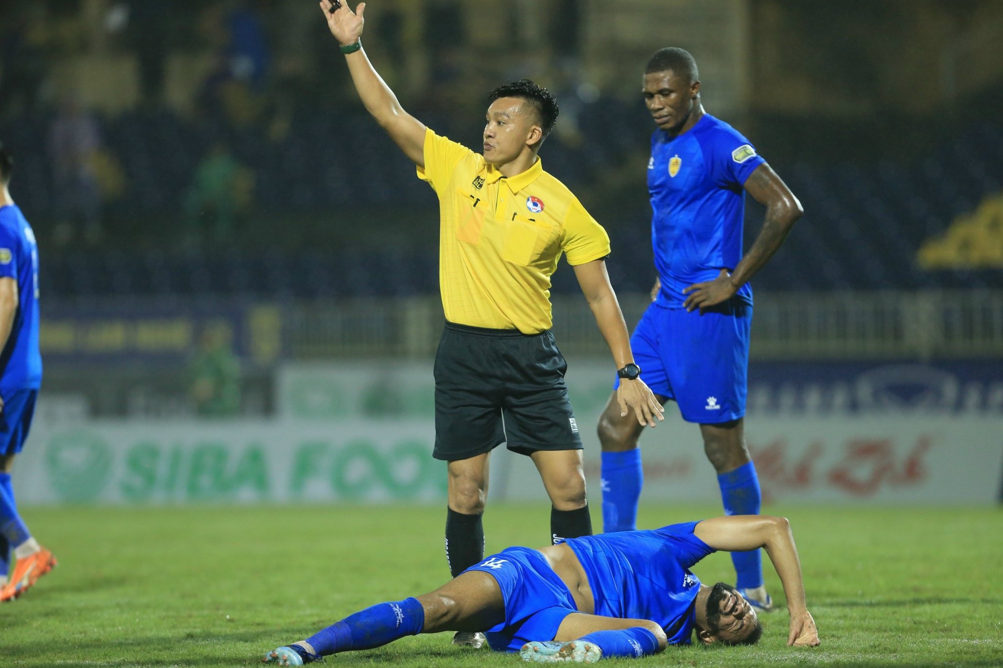 Trọng tài bắt trận SLNA gặp Quảng Nam sẽ bị treo còi?