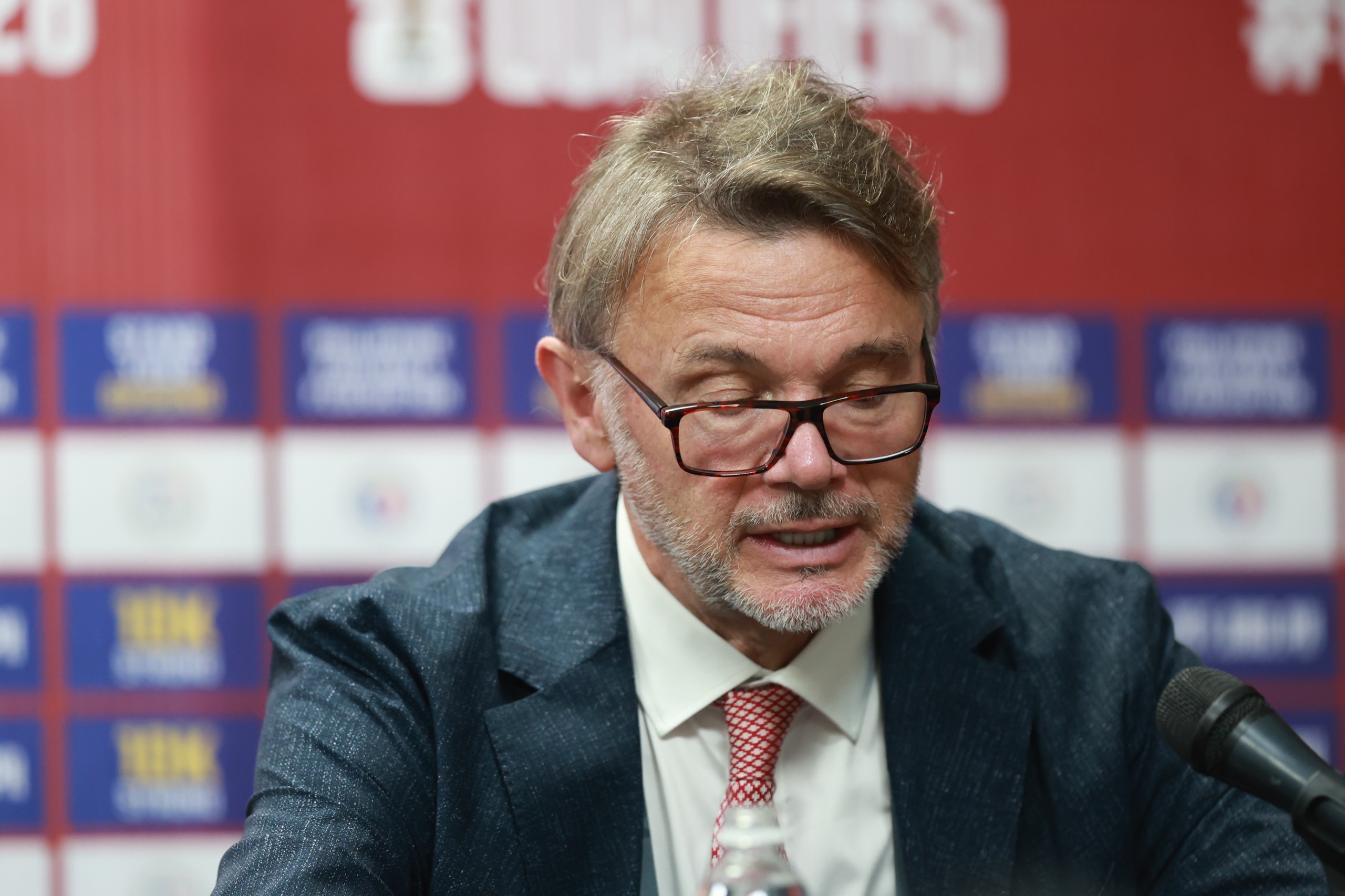 Việt Nam thắng Philippines, HLV Troussier không giấu nổi niềm xúc động