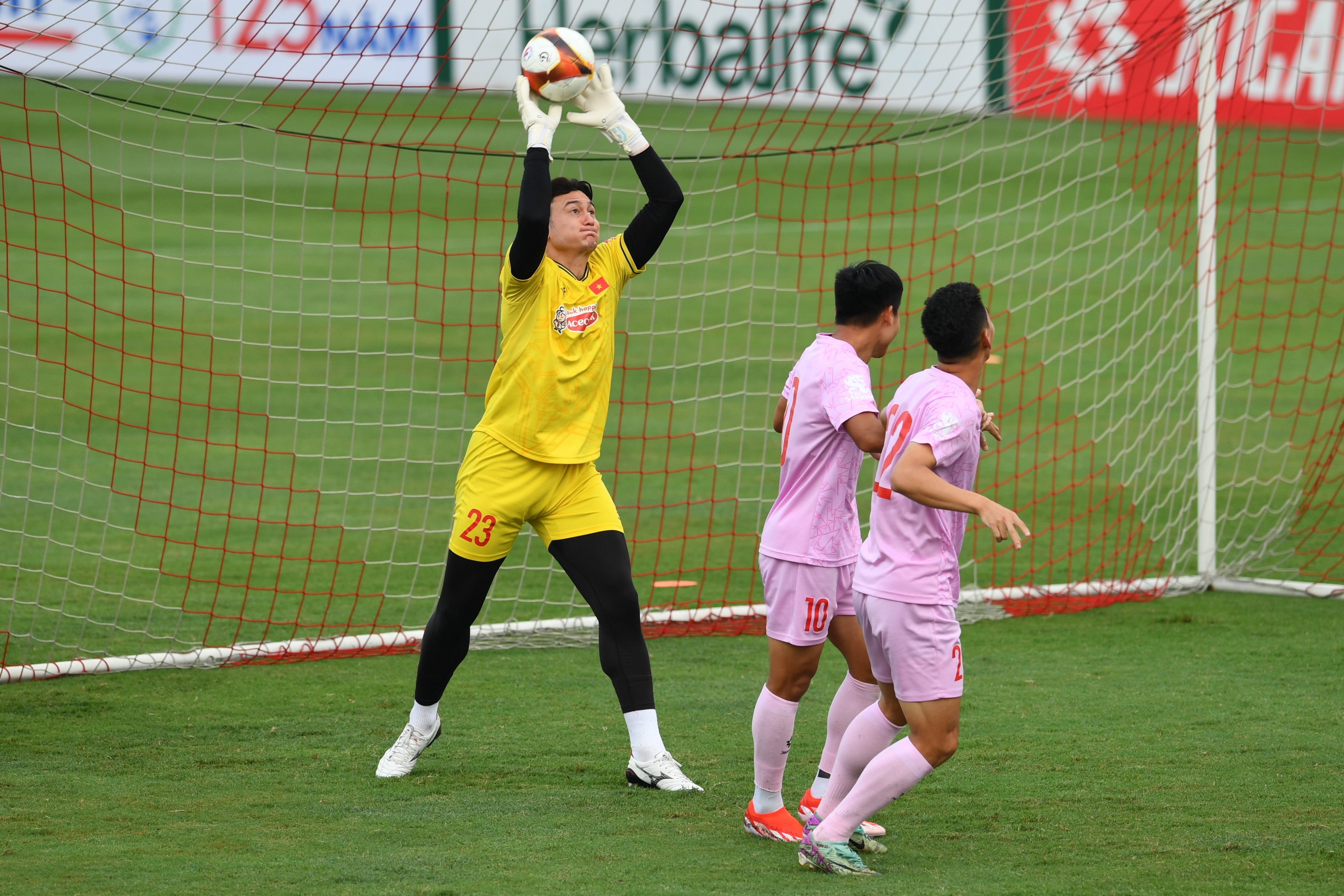 ĐT Việt Nam: Đặng Văn Lâm cứu thua xuất thần, Nguyễn Filip mắc sai lầm khó đỡ