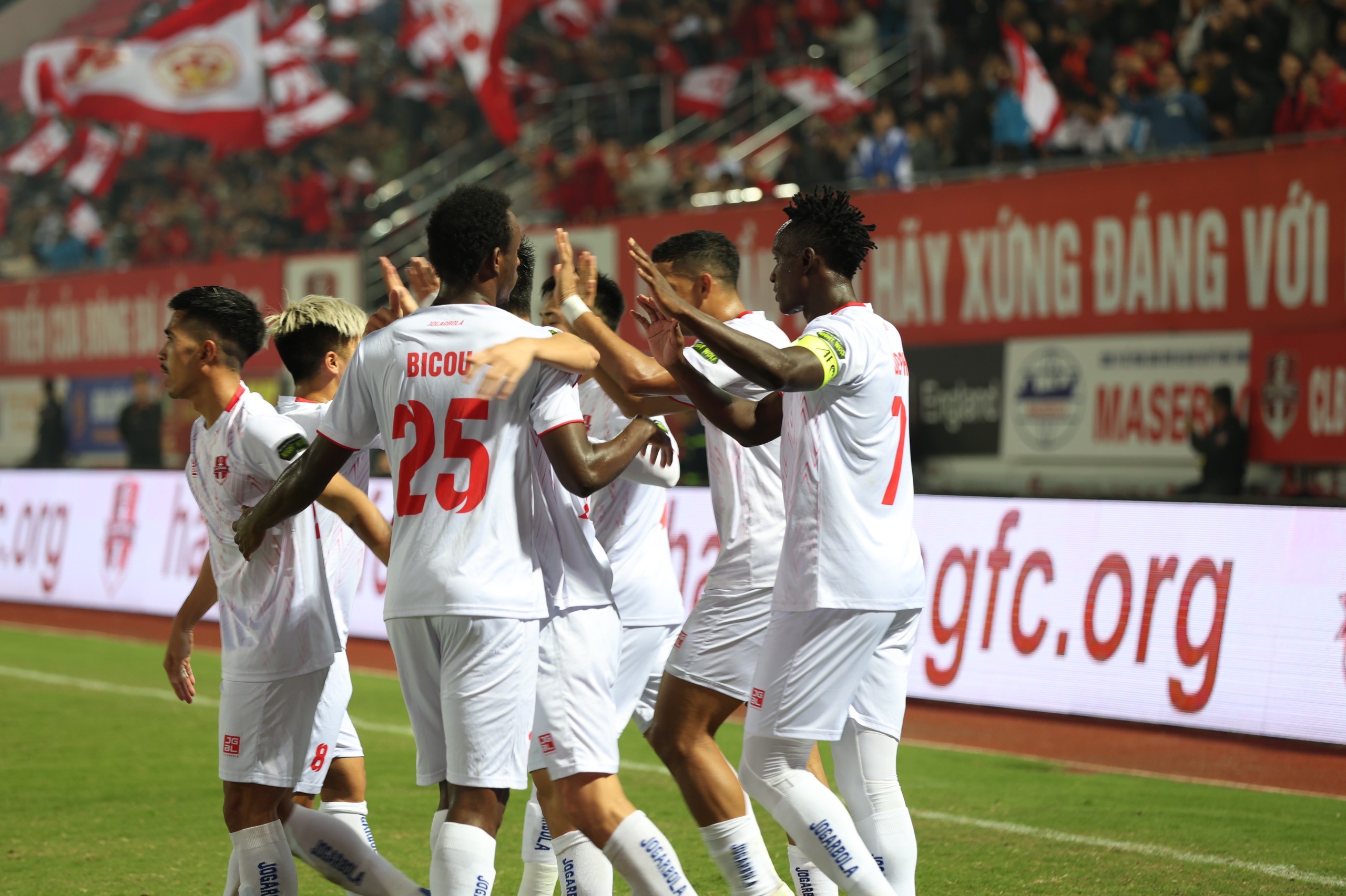 Đả bại Khánh Hoà, Hải Phòng vươn lên top 4 V.League 2023/2024