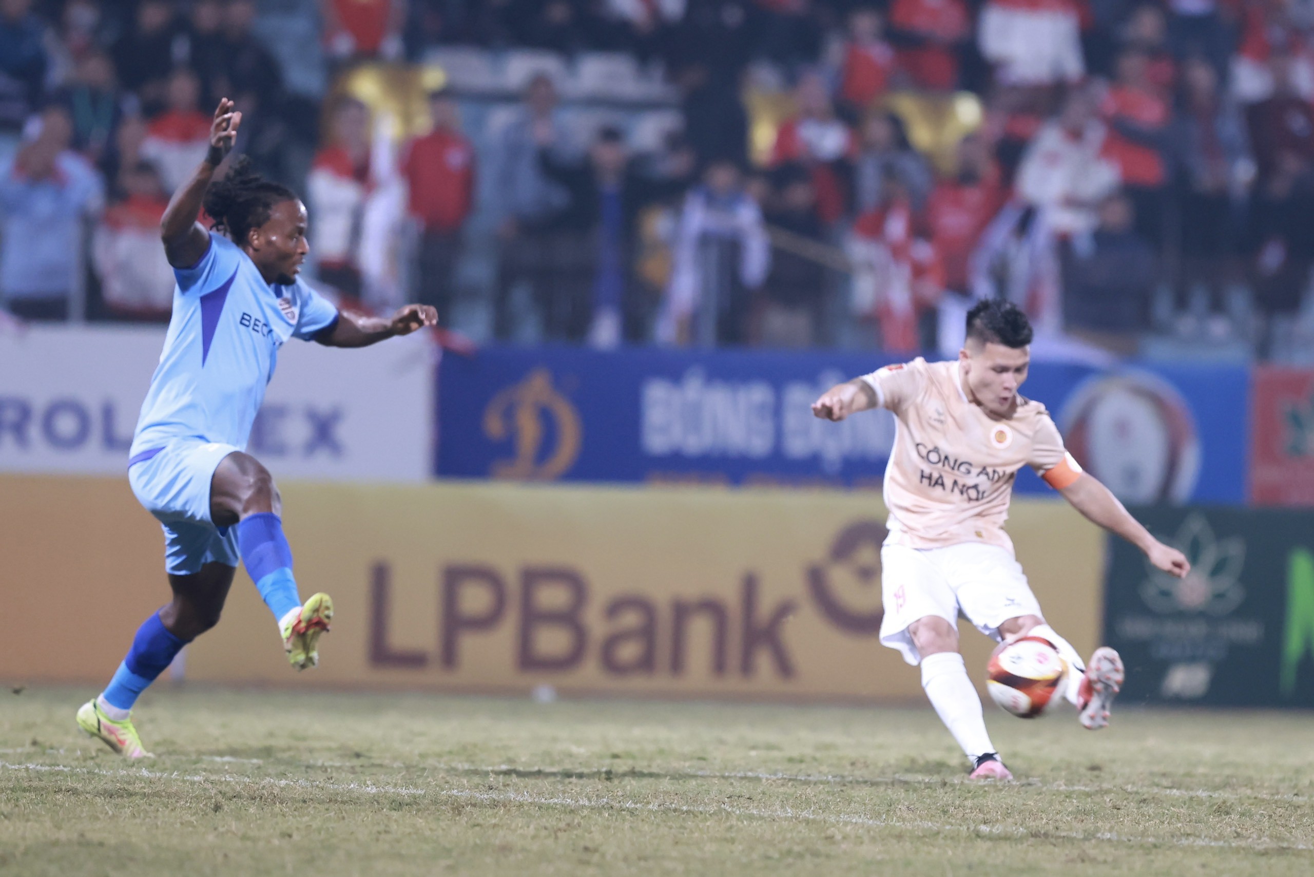 Quang Hải lập siêu phẩm, CAHN đại thắng Bình Dương