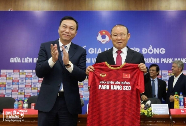 hlv park hang seo ky hop dong voi vff 4