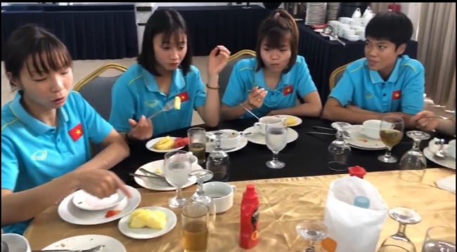 Bữa ăn không đủ chất của ĐT nữ Việt Nam
