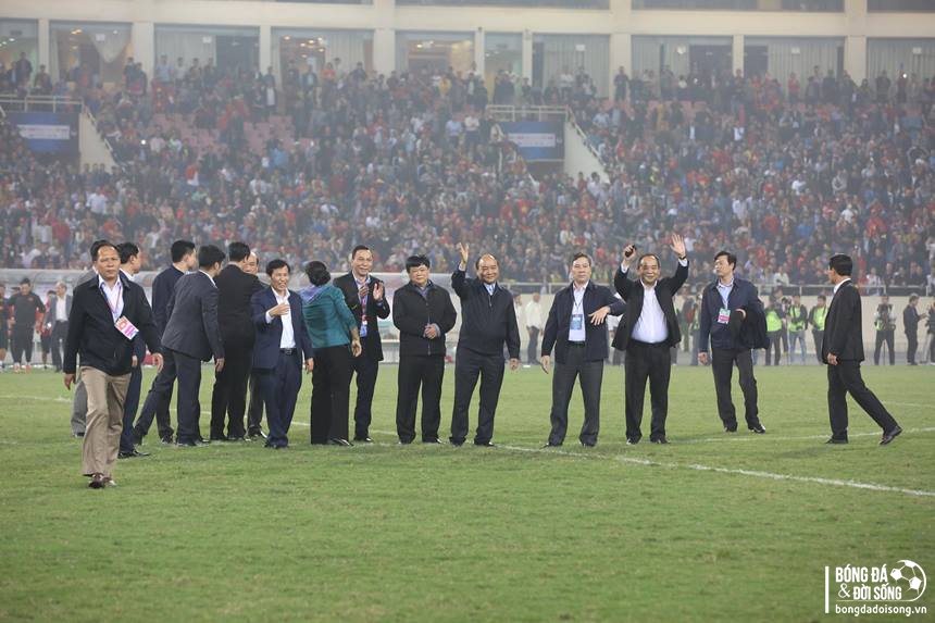 Thủ tướng cùng Chủ tịch Quốc hội xuống sân chúc mừng tập thể U23 Việt Nam