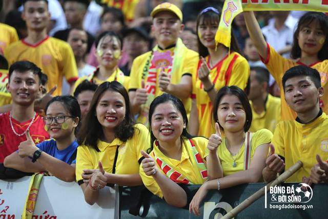 CĐV Nam Định rạng rỡ trên khán đài