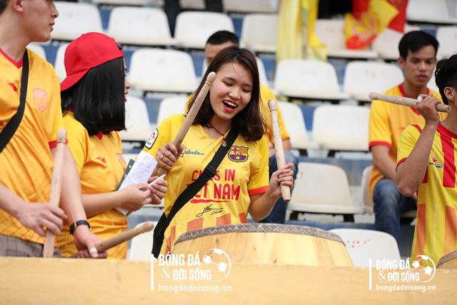 Cổ vũ hết mình cho đội nhà