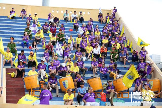 Một số ít CĐV Hà Nội đến tiếp lửa cho đội nhà.