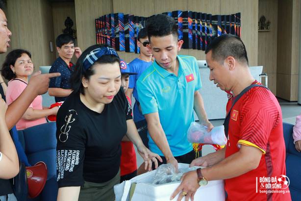 tang qua doi tuyen viet nam 11