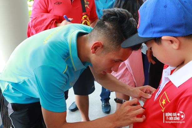 tang qua doi tuyen viet nam 6