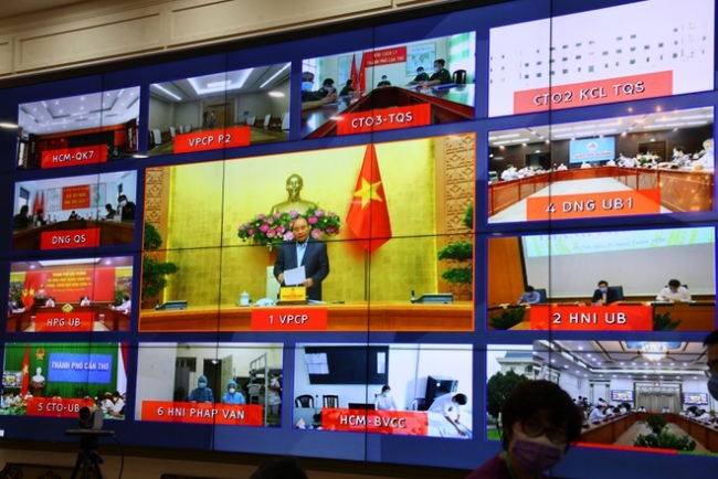 Thủ tướng Nguyễn Xuân Phúc chủ trì buổi họp trực tuyến Chính phủ. Ảnh: Trung tâm báo chí TP.HCM