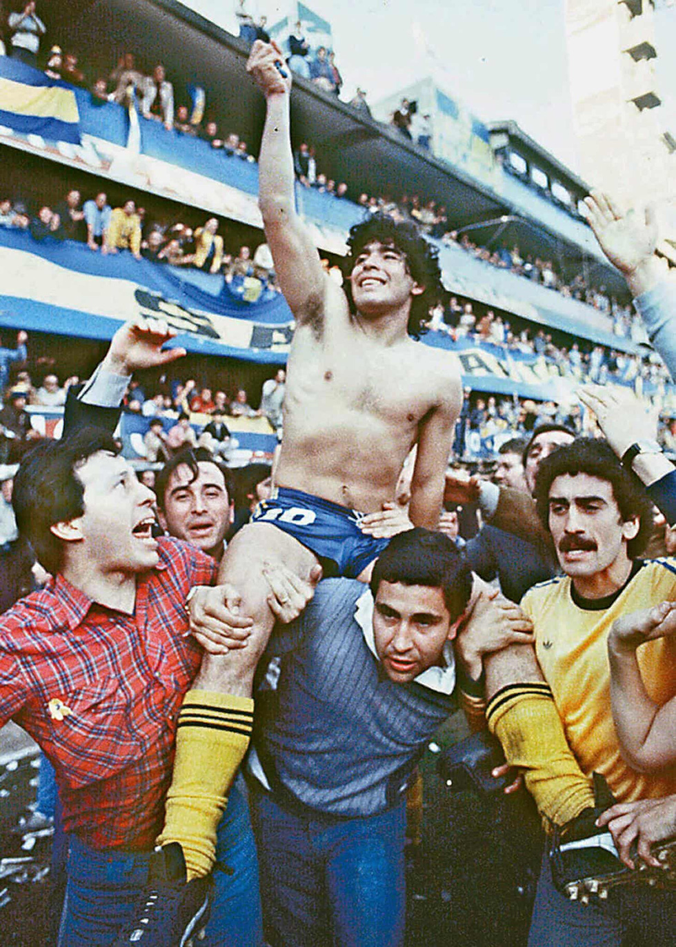 Các CĐV Boca Juniors bế Maradona sau khi ông đưa đội bóng lên ngôi ở Giải vô địch Argentina năm 1981 - Ảnh: AFP
