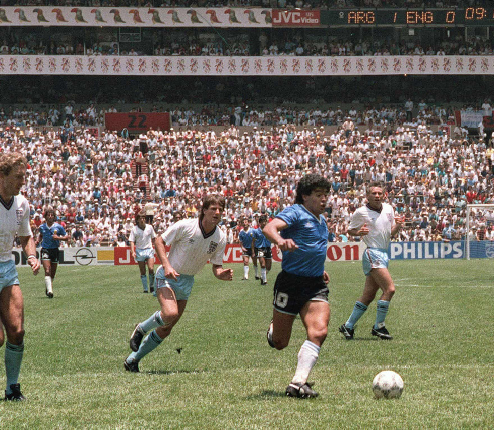 Cũng trong giai đoạn này, sự nghiệp của Maradona ở tuyển quốc gia gặt hái nhiều thành công. Trận tứ kết World Cup 1986 gặp Anh được xem là một trong những trận hay nhất sự nghiệp của ông với một pha solo qua hàng loạt cầu thủ đối phương rồi ghi bàn - Ảnh: AFP