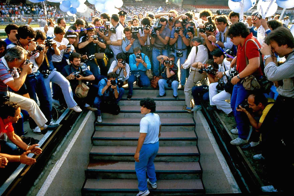 Maradona ra mắt tại CLB Napoli vào năm 1984 với một mức phí kỷ lục khác, lần này là 10,4 triệu USD - Ảnh: AFP
