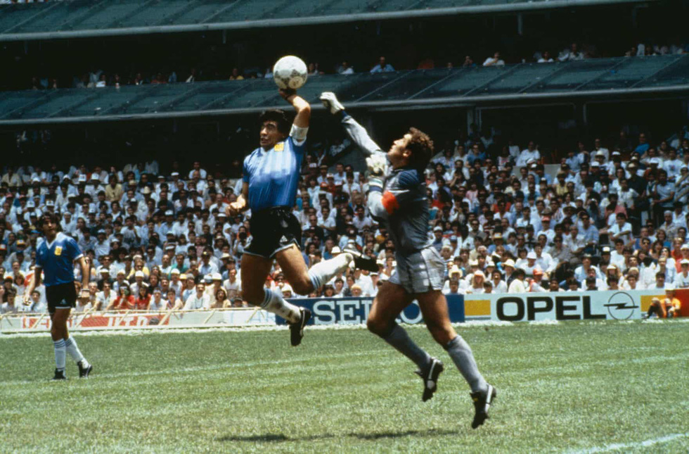 Và dĩ nhiên không thể bỏ qua pha làm bàn huyền thoại mang tên 'Bàn tay của Chúa' giúp Argentina đánh bại tuyển Anh 2-1 - Ảnh: AFP