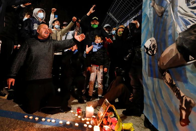 Các cổ động viên Napoli treo ảnh, thắp nến và đặt hoa tưởng niệm Maradona bên ngoài sân vận động San Paolo và trên khắp các con phố dẫn vào sân đấu này.