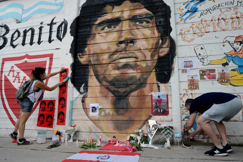 'Đó là tin buồn nhất mà người Argentina nhận được. Chúng tôi yêu ông ấy', Tổng thống Alberto Fernandez chia sẻ. Tòa nhà Casa Rosada, nơi đặt Văn phòng Tổng thống Argentina, được chọn làm địa điểm tổ chức lễ quốc tang cho Maradona.