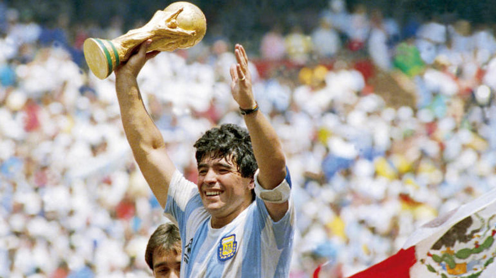 Argentina sau đó lần lượt đánh bại Bỉ và Tây Đức ở bán kết và chung kết để lên ngôi vô địch. Maradona nâng cao chiếc cúp vô địch World Cup 1986 với tấm băng đội trưởng - Ảnh: GETTY