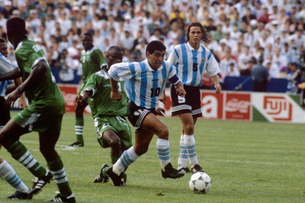 Ông chỉ thi đấu được 2 trận, trước khi bị đuổi khỏi giải vì dương tính với chất cấm. Trận gặp Nigeria ở vòng bảng là lần cuối cùng Maradona khoác áo tuyển Argentina - Ảnh: EMPICS