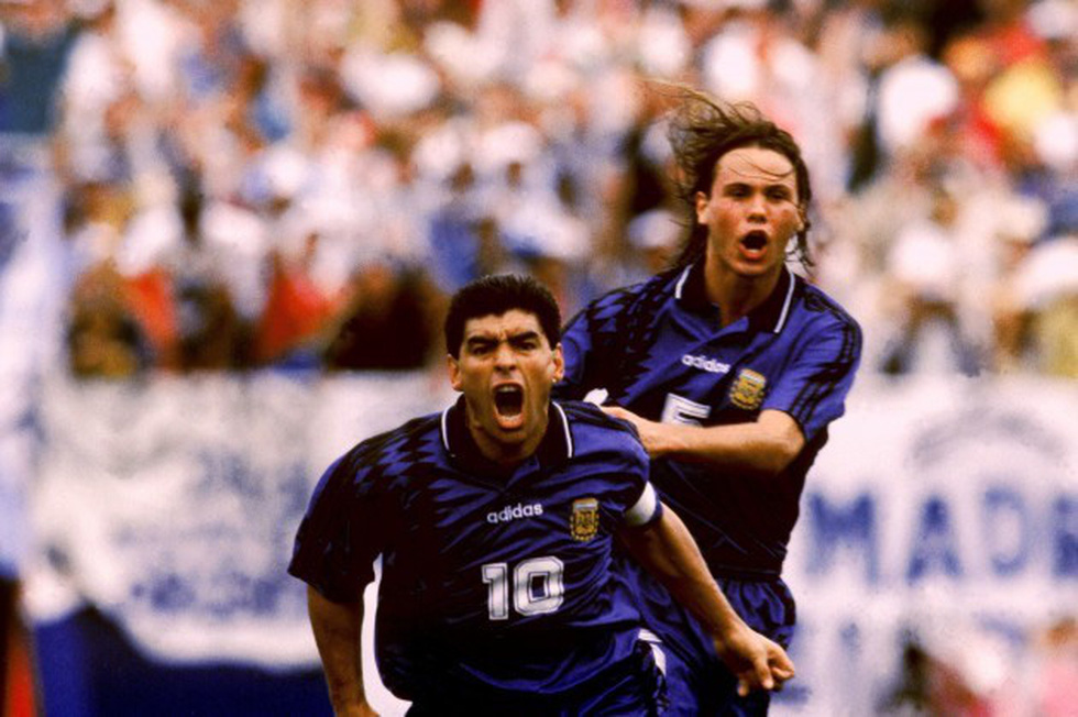 Sau đó, sự nghiệp của ông cũng dần bước sang bên kia sườn dốc. Ông chia tay Napoli năm 1991, khoác áo nhiều CLB khác nhau trong những quãng thời gian ngắn ngủi. Maradona tiếp tục góp mặt cùng tuyển Argentina tại World Cup 1994, nhưng lại kết thúc trong tai tiếng - Ảnh: EMPICS