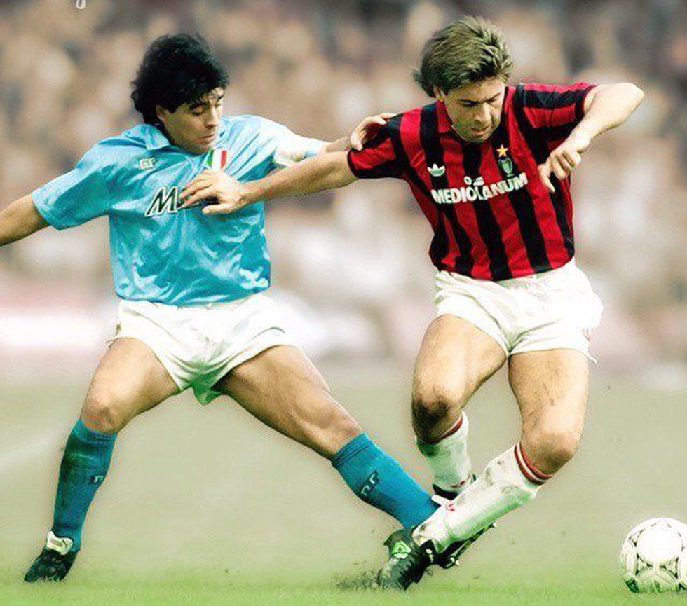 Maradona (trái, Napoli) chạm trán với Carlo Ancelotti (AC Milan) thời cả hai còn thi đấu - Ảnh: T.L