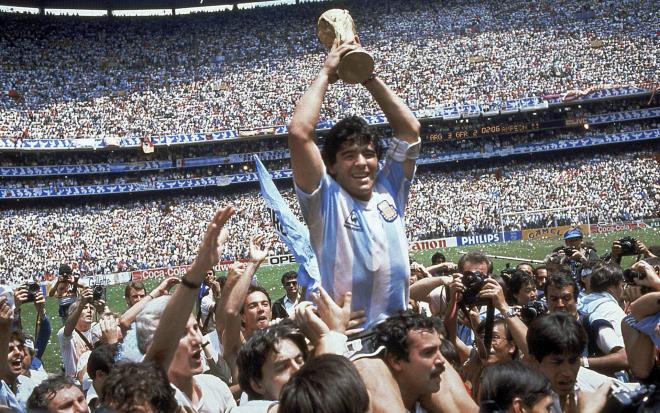 Diego Maradona: Huyền thoại bất tử của bóng đá thế giới, vị thánh ở Napoli - 3