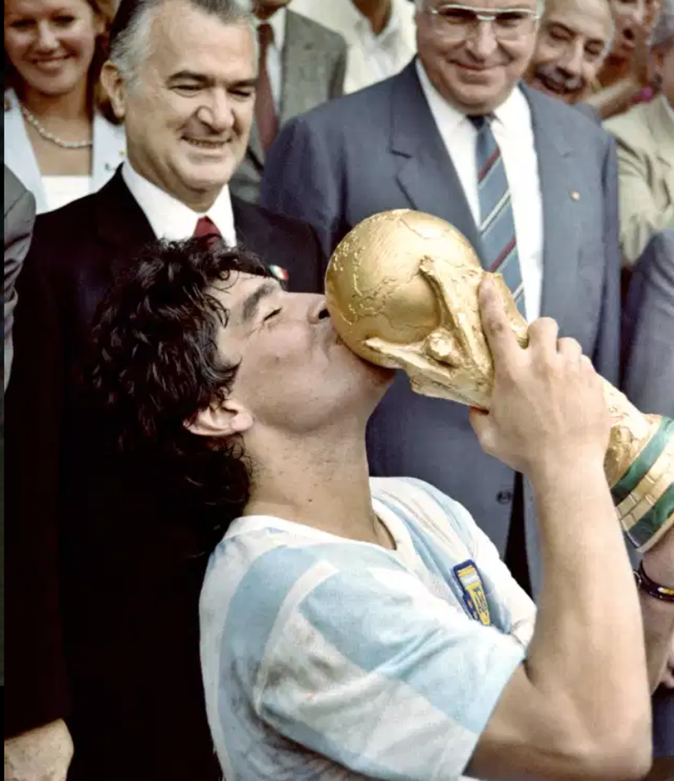 Maradona và niềm vui bên chức vô địch World Cup 1986 - Ảnh: REUTERS