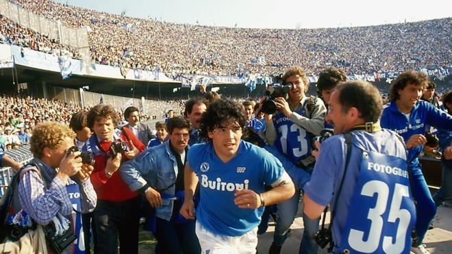 Diego Maradona: Huyền thoại bất tử của bóng đá thế giới, vị thánh ở Napoli - 4