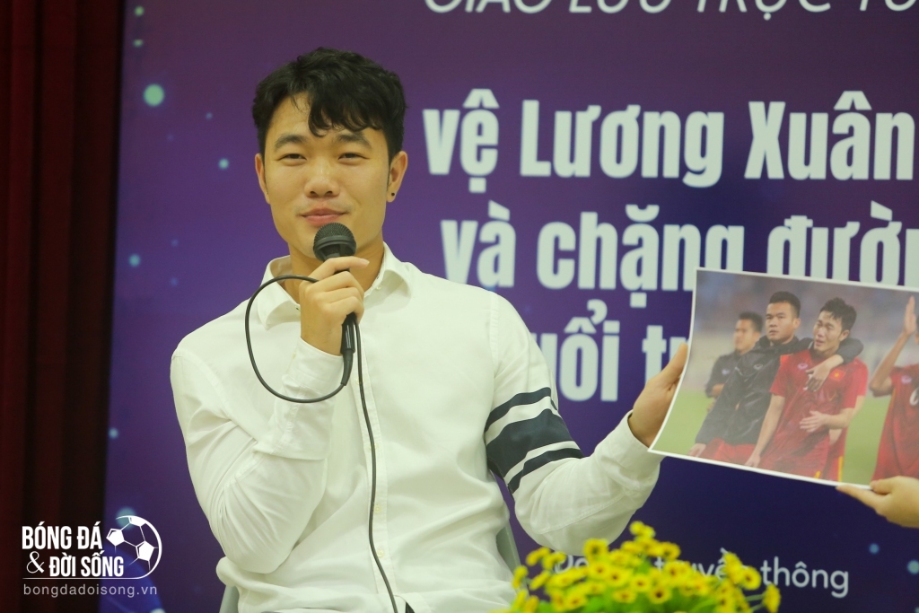 Đây là bức ảnh sau trận thua Indonesia ở trận bán kết lượt về AFF Cup 2016 tại SVĐ Mỹ Đình. Mình khóc bởi khi đó nếu như Việt Nam giành chiến thắng thì ghi vào câu chuyện cổ tích nhưng lại thua một cách tiếc nuối. Thời điểm đó mình được thi đấu cùng các khách mời, các ngôi sao của ngôi sao Việt Nam như Công Vinh… Mình nghĩ là sẽ không có cơ hội thi đấu cùng các anh ấy nữa nên mình đã khóc.