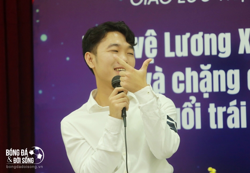 Khó khăn trong bóng đá là điều rất bình thường, bản thân ai cũng không thể bước sẵn trên con đường màu hồng, ai cũng phải tự cố gắng vượt qua khó khăn. Mỗi khi gặp khó khăn, mình sẽ tự hỏi tại sao mình bắt đầu, tại sao mình chọn công việc này để vượt qua.