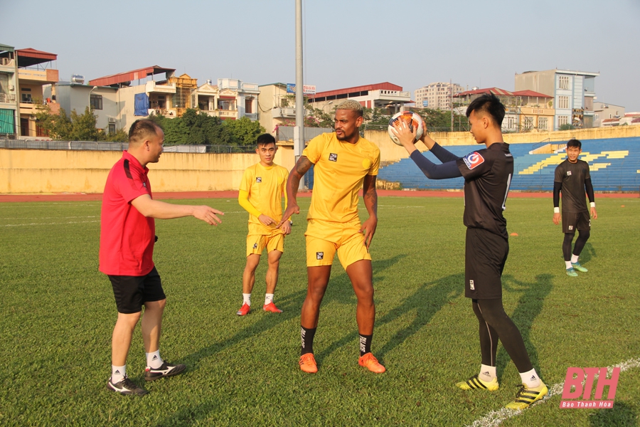 GĐKT Hoàng Thanh Tùng trực tiếp hướng dẫn các bài tập cho các cầu thủ
