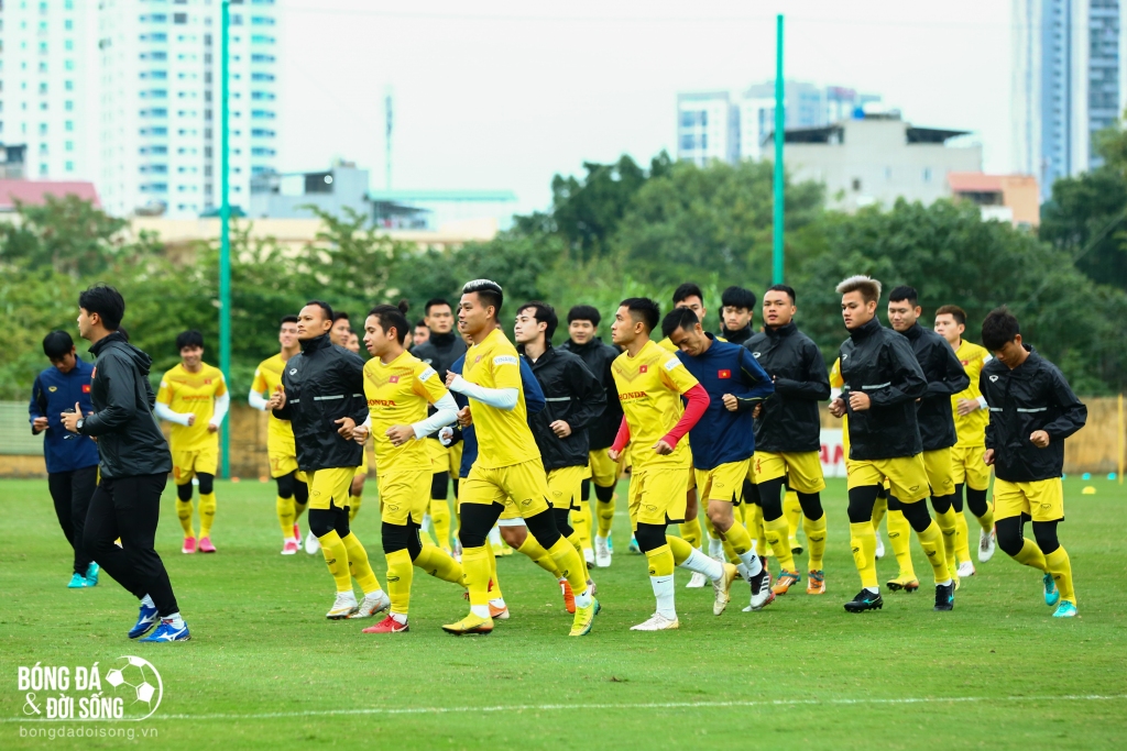 Chuyên gia thủ môn Kim Hyun-tae đã xuất hiện và quan sát rất kỹ đội tuyển Việt Nam tập luyện.