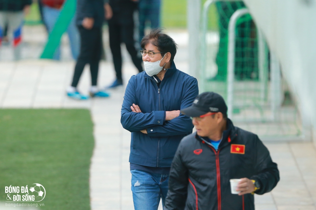 Chuyên gia thủ môn Kim Hyun-tae đã xuất hiện và quan sát rất kỹ đội tuyển Việt Nam tập luyện