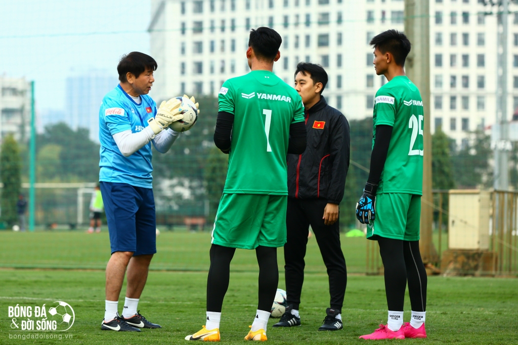 Trong buổi tập đầu tiên này, HLV Kim Hyun Tae đã chỉnh sửa động tác di chuyển và bắt bóng của 2 thủ môn.