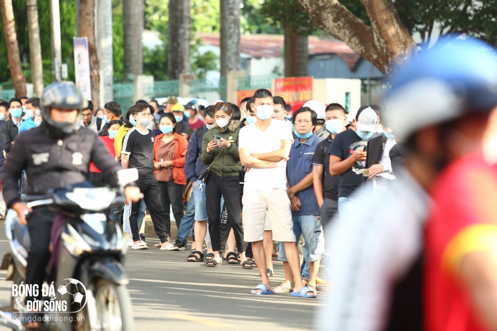 Hàng nghìn người xếp hàng mua vé xem Công Phượng đối đầu Quang Hải