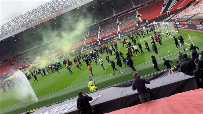 CĐV vào sân biểu tình, đại chiến Man Utd vs Liverpool có nguy cơ bị hoãn