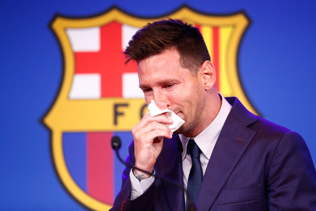 Messi khóc nức nở trong lễ chia tay, hứa trở lại Barca trong tương lai