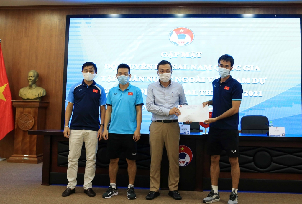 Lãnh đạo LĐBĐVN đã tặng quà động viên ĐT futsal Việt Nam