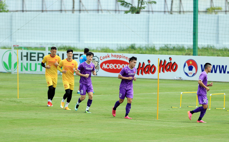 ĐT Việt Nam rèn thể lực dưới trời nắng gắt chuẩn bị cho trận đấu với Trung Quốc và Oman
