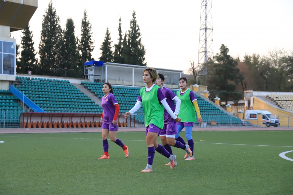 ĐT nữ Việt Nam tiếp tục làm quen mặt sân vận động trung tâm Dushanbe (Tajikistan)