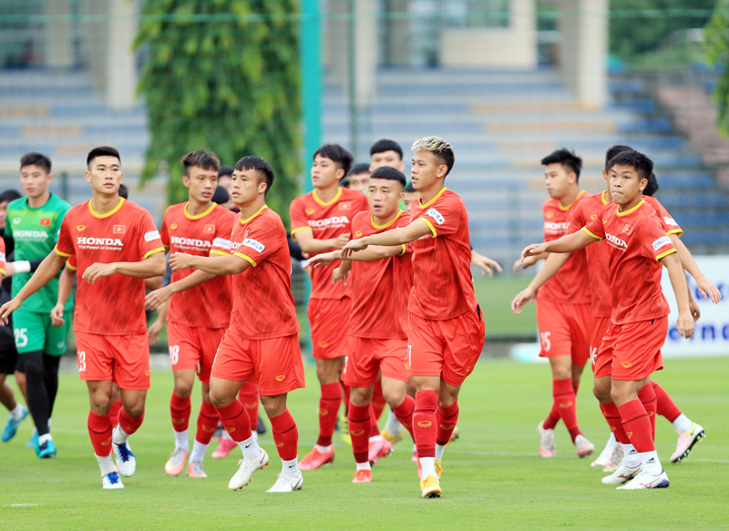 Các cầu thủ U22 nỗ lực tập luyện để cạnh tranh vị trí trong đội hình tham dự Vòng loại U23 châu Á.