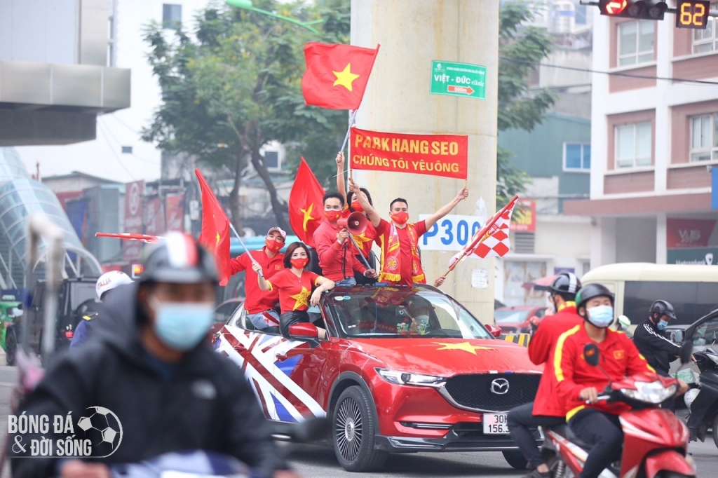 Hàng nghìn CĐV diễu hành qua nhiều tuyến phố tiếp lửa cho các cầu thủ Việt Nam