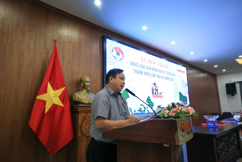 ​​​​​​​  Ông Trần Quang Tuyến – Trưởng Ban Thể thao Báo Thanh Niên giữ vai trò dẫn chương trình trong buổi lễ bốc thăm