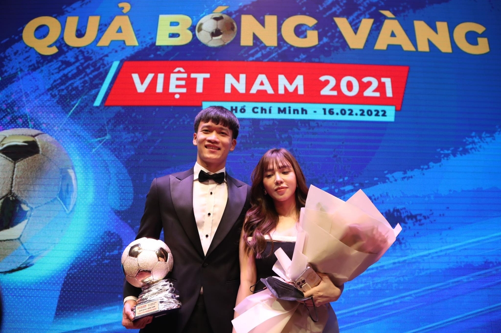 Hoàng Đức đạt danh hiệu Quả bóng vàng Việt Nam 2021