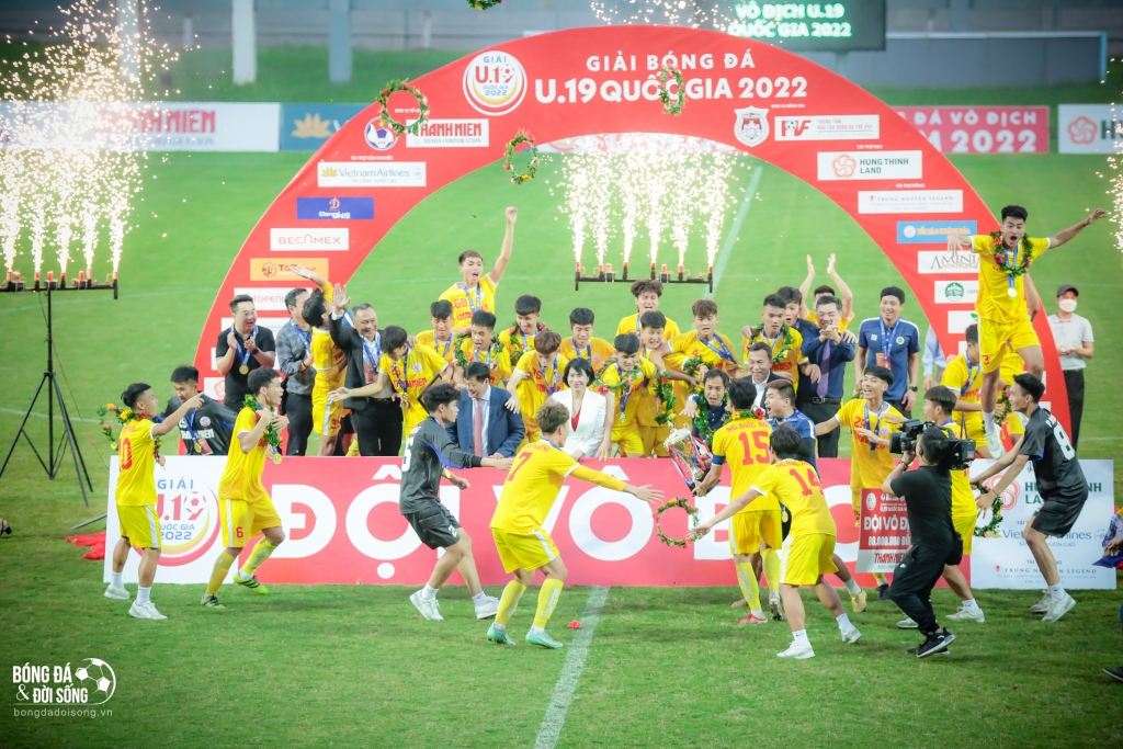 Lội ngược dòng nghẹt thở, U19 Hà Nội lên ngôi vô địch